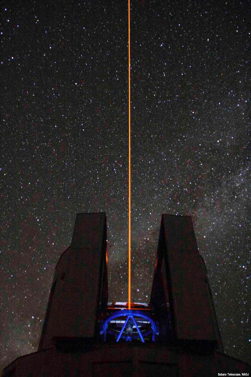 Le télescope japonais&nbsp;Subaru, installé sur&nbsp;le Mauna Kea, à Hawaï, lors d'un test du laser servant à l'optique adaptative, en octobre 2006. Dans le ciel, on devine la Voie lactée. ©  NAOJ