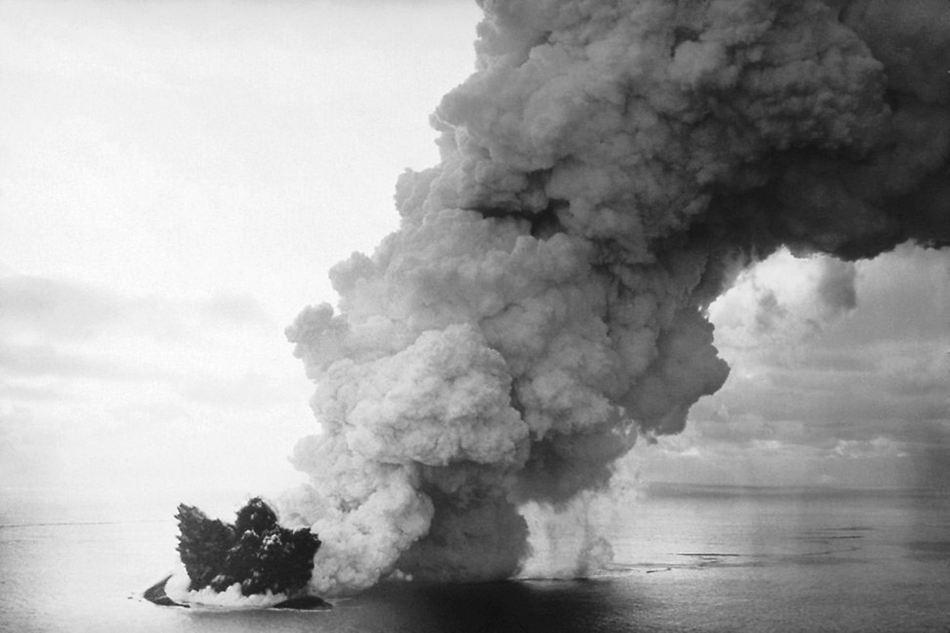 Qu'est-ce qu'une éruption surtseyenne ? Ici, éruption de Surtsey. © Wikipédia, DP