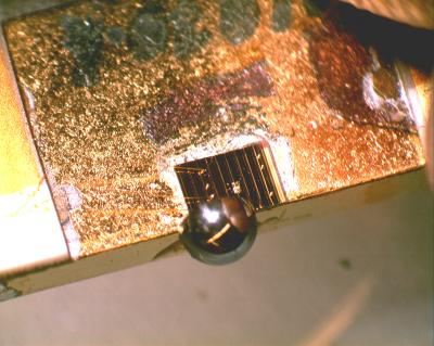 Le rayonnement du laser à 10 THz (partie métallique) parvient sur la demi-sphère en silicium (de 2 mm), qui émet à 5 THz (60 microns). © Capasso Lab, Harvard School of Engineering and Applied Sciences