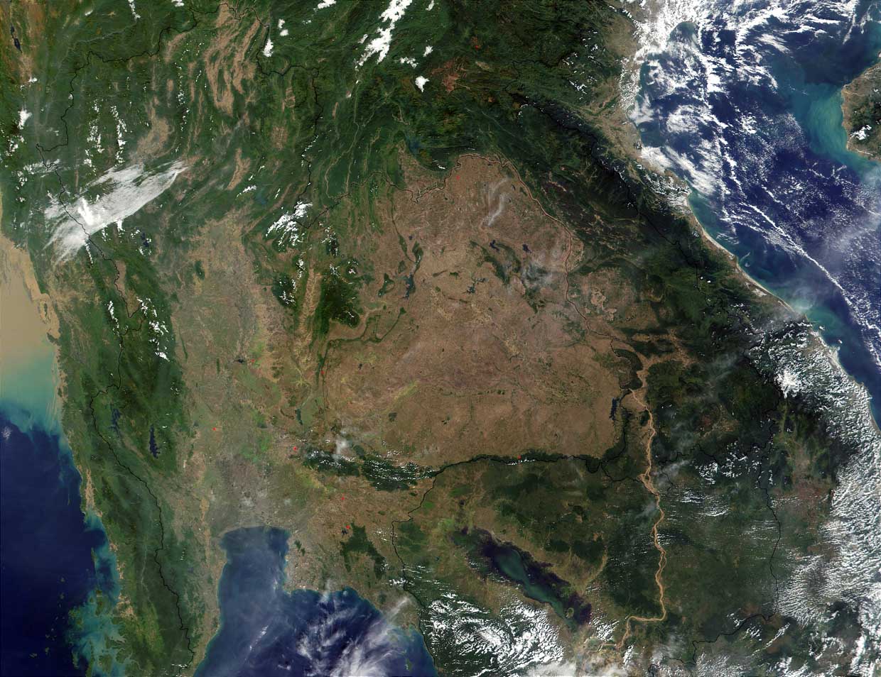Image satellite montrant l'état relativement déboisé du plateau du Korat et de la plaine centrale de Thaïlande par rapport aux territoires voisins. Crédit Nasa