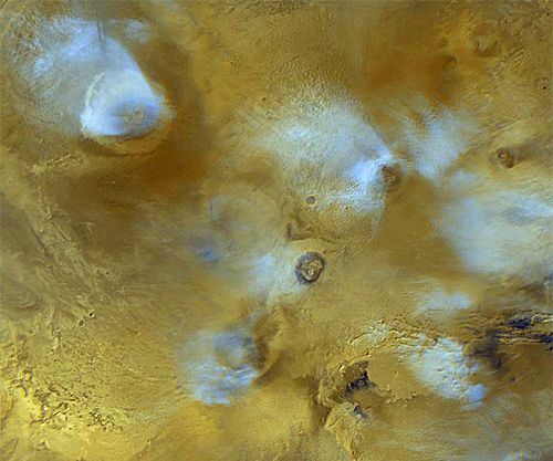 Nuages dans la région de Tharsis. Crédit NASA/JPL.