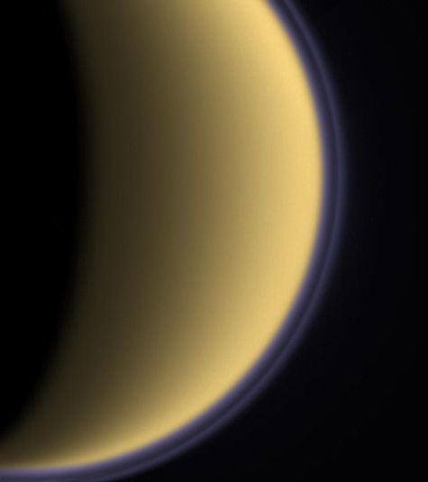Titan, seul satellite du Système solaire à posséder une atmosphère. Crédit : Space Science Institute