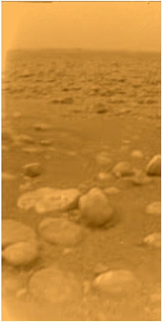 La surface de Titan, photographiée par la sonde européenne Huygens le 14 janvier 2005. Crédit Esa
