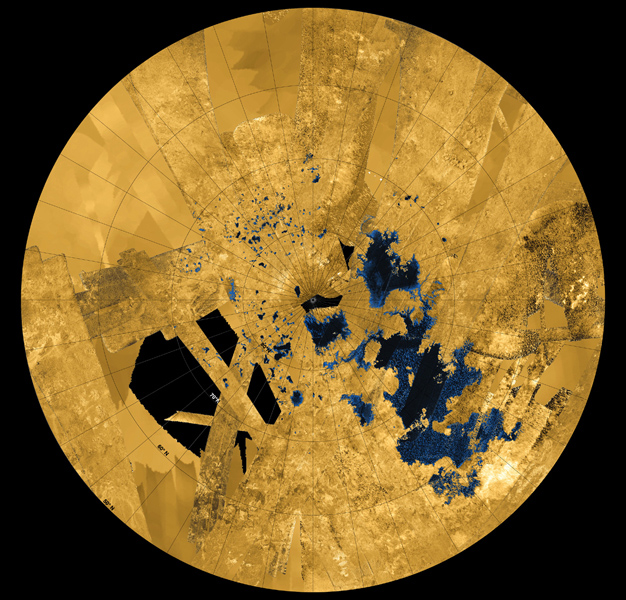 Mosaïque d'images — en fausses couleurs&nbsp;— de l'hémisphère nord de Titan créée à partir des données acquises entre 2004 et 2013 par le radar de la sonde spatiale Cassini. Mers, lacs et rivières d'hydrocarbures maculent le paysage de taches d'un bleu profond. L'ensemble couvre une surface de 1.800 km sur 900. Chaque petit lac près du pôle s'étend sur environ 50 km de long. © Nasa, JPL-Caltech, ASI, USGS