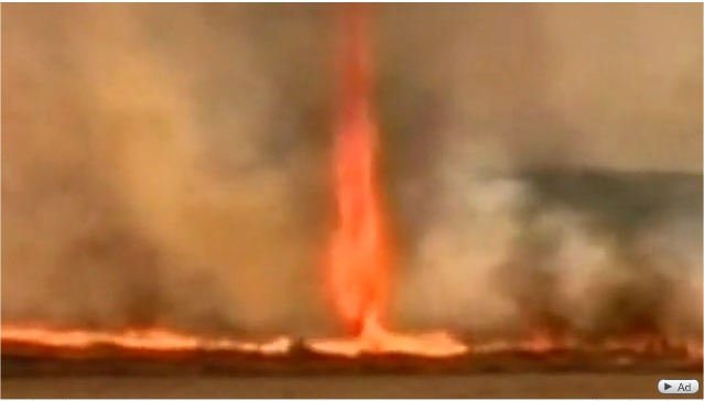 Une tornade de matières enflammées s'éleve au-dessus des champs, au milieu de vents tournants très violents. (extrait de la vidéo diffusée par ITN) 