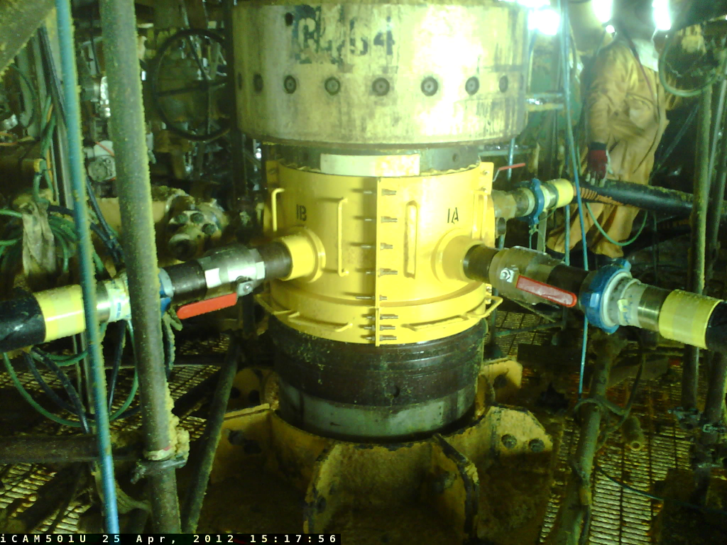 Un équipement essentiel a été mis en place sur le puits G4 : ce «&nbsp;déflecteur de gaz », fabriqué pour l’occasion, est installé sur le puits pour écarter le flux de gaz de la tête de puits et de la plateforme Elgin&nbsp;grâce à quatre tuyaux flexibles. En évitant l’accumulation de gaz dans la zone de travail autour de la tête du puits G4, ce dispositif renforce les conditions de sécurité lors des opérations d’intervention. ©&nbsp;Total E&amp;P UK Ltd