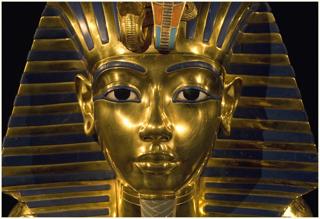 Ce masque funéraire était celui de Toutankhamon, fameux pharaon ayant connu un court règne, et une fin qui suscite bien des questions. A-t-on trouvé la réponse à cette énigme ? © Harry Potts, Flickr, cc by sa 2.0