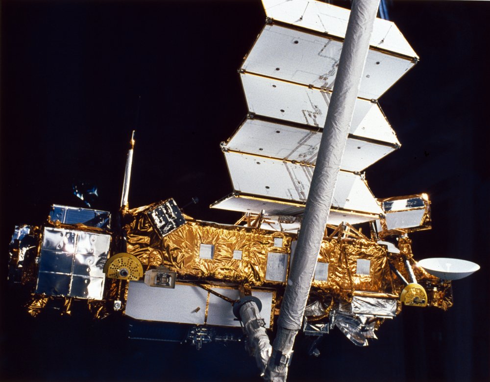 Le satellite UARS juste après son déploiement, photographié depuis la navette Discovery en 1991. © Nasa