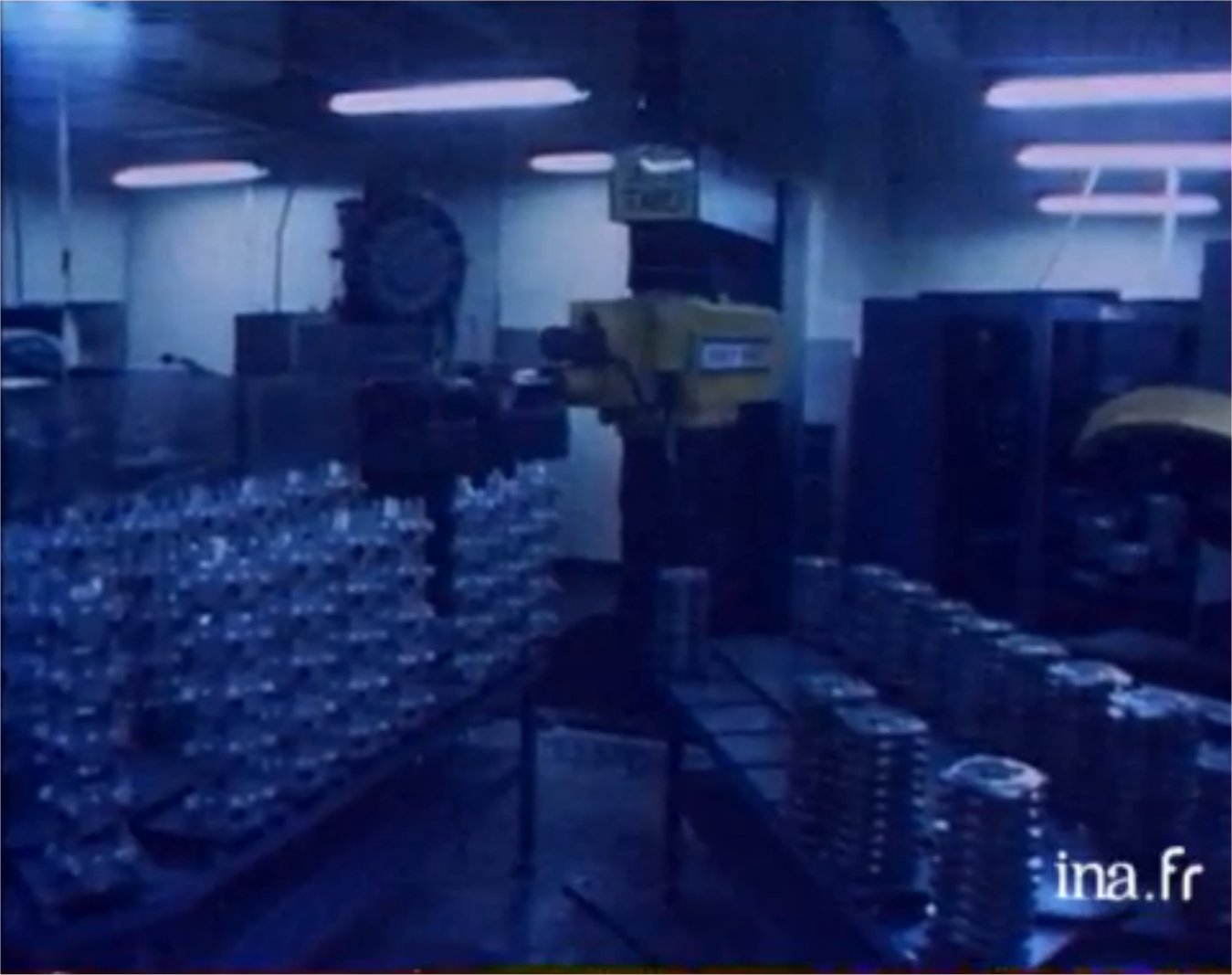 En 1980, l'industrie japonaise utilise 50.000 robots quand il y en a 300 en France. © Ina
