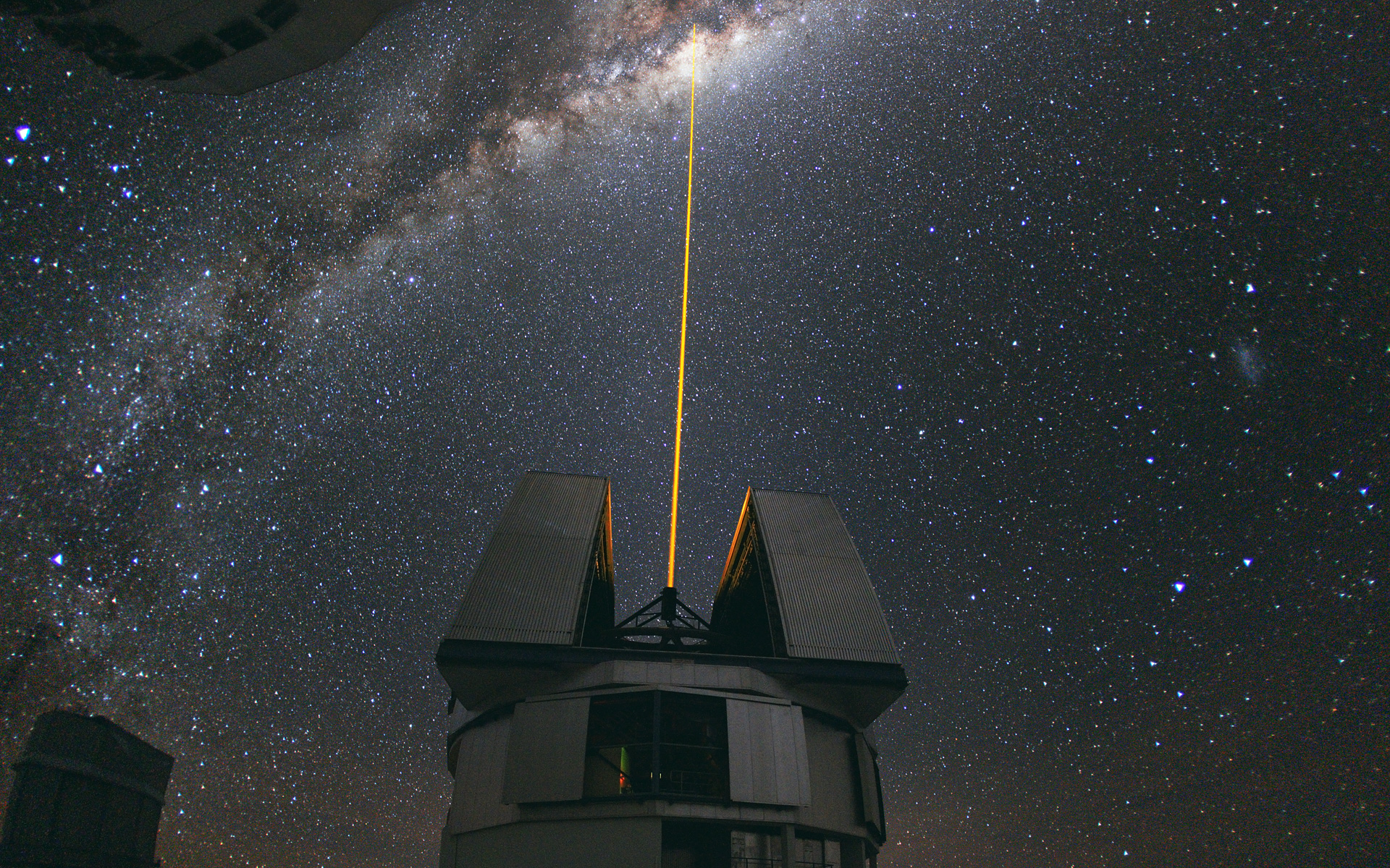 Au milieu d'août 2010, l'ambassadeur photo de l'ESO, Yuri Beletsky, a pris cette étonnante photo à l'observatoire ESO de Paranal. Un groupe d'astronomes observait le centre de la Voie lactée en utilisant l'installation d'étoile laser guide à Yepun, l'un des quatre grands téléscopes qui constituent le VLT. Le laser de Yepun traverse le majestueux ciel austral et crée une étoile artificielle à une altitude de 90 km, haut dans la mésosphère terrestre. Le LGS (Laser Guide Star) fait partie du système d'optique adaptative du VLT et est utilisé comme une référence pour corriger les effets flous de l'atmosphère sur les images. © ESO, Y. Beletsky