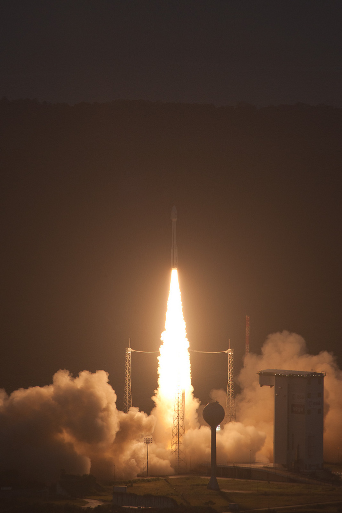 Le lanceur Vega au décollage le lundi 13 février à 10 h 00 TU, pour la mission VV01. Le premier étage P80FW développe une poussée de 2.100 kN. © Esa