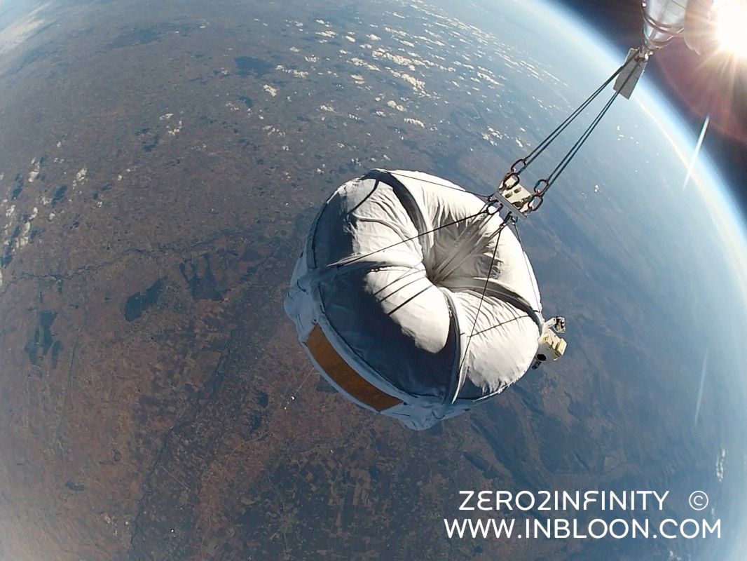 Le vol d'essai d'un modèle réduit (2 m de diamètre)&nbsp;de la&nbsp;capsule du projet Bloon de Zero2infinity réalisé en novembre 2012.&nbsp;Une belle vue sur la Terre... Ce jour-là, la nacelle a atteint 32 km d'altitude.&nbsp;Le ballon serait-il le futur moyen de transport touristique pour approcher l'espace ?&nbsp;© Zero2infinity