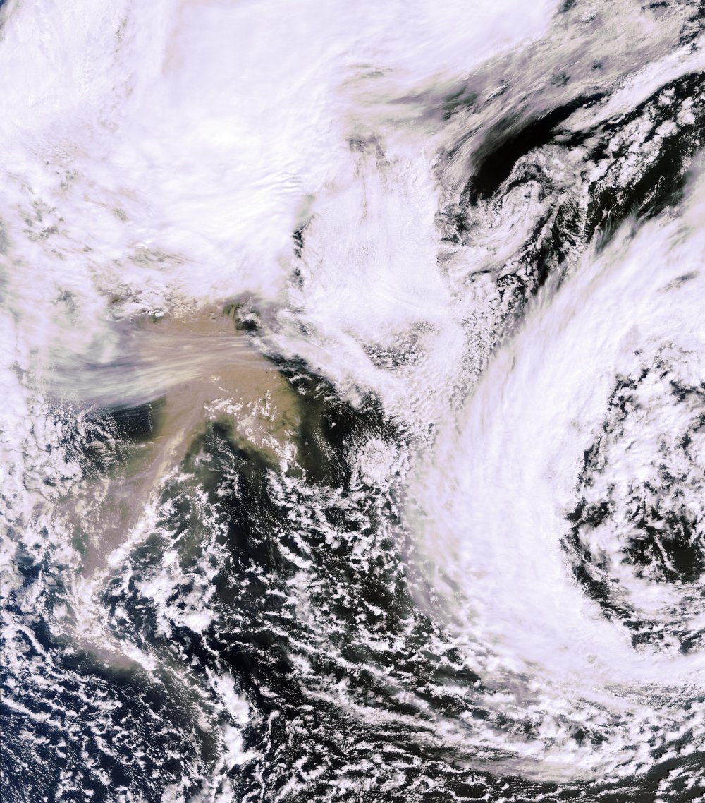 Le Grímsvötn, observé le 23 mai à 12 h 00 TU (14 h 00 en heure française) par l'instrument Meris du satellite Envisat. On remarque le panache de poussière marron. L'Islande est au nord, sous les nuages. © Esa