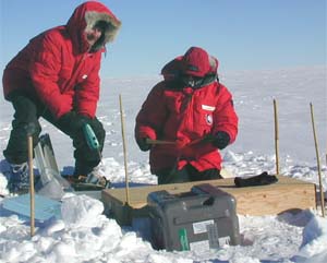 Antarctique, 2001. Douglas Wiens (à gauche) et un collègue installent un sismographe. © Douglas Wiens