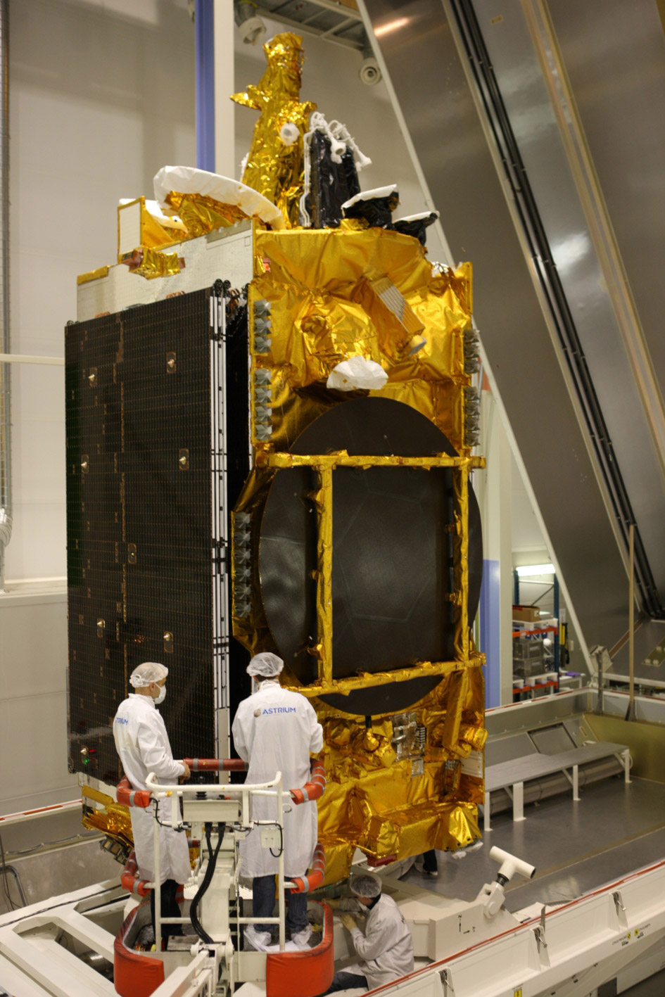 Le satellite Yahsat Y1A sera le premier satellite des Émirats arabes unis lancé par Arianespace. On le voit ici mis en container dans l'usine toulousaine d'Astrium, avant son départ vers Kourou (fevrier 2011). © Astrium/D. Marques