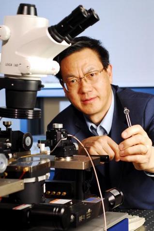 Zhong Lin Wang montre un nanogénérateur de courant électrique constitué de nanofibres d'oxyde de zinc. © Georgia Tech / Gary Meek