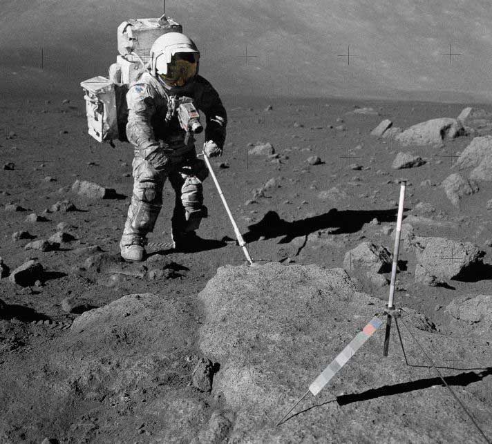 Sur cette photo (en couleurs !), la combinaison de l'astronaute Harrison Schmitt apparaît littéralement recouverte de poussière. Crédit Nasa (Apollo 17)