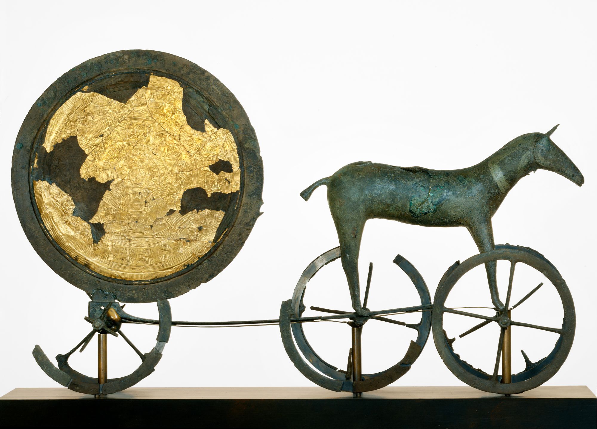 Le char solaire de Trundholm est un célèbre objet de bronze daté du premier âge du bronze, soit aux alentours de 1400 av. J.-C. © Nationalmuseet, John Lee, Wikipédia, CC by-sa 2.5