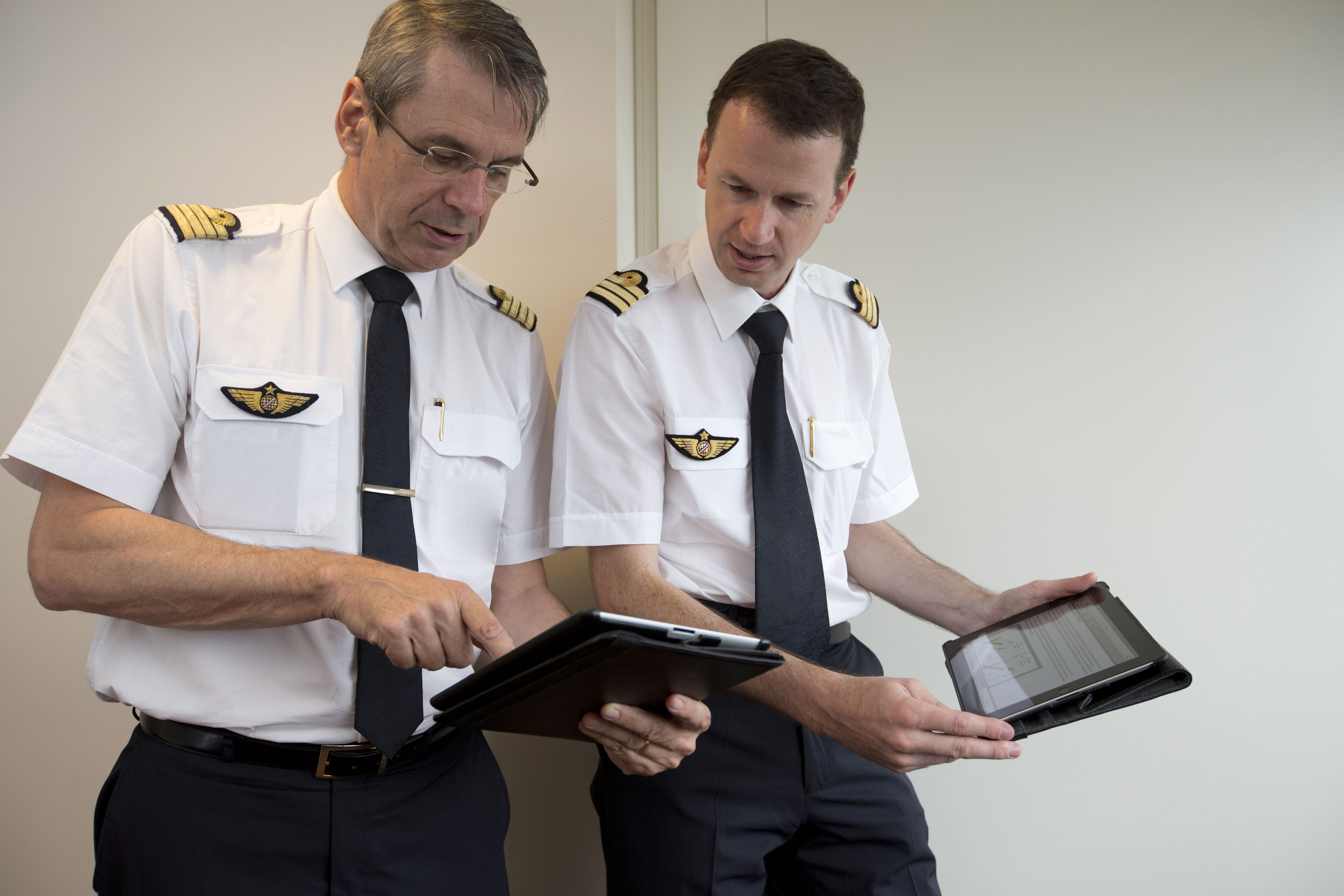 Air France a commencé à équiper ses 4.100 pilotes avec l'iPad, et ce dès juin 2012 pour les pilotes de Boeing 777. Le déploiement s'achèvera durant l'été 2013. © Air France
