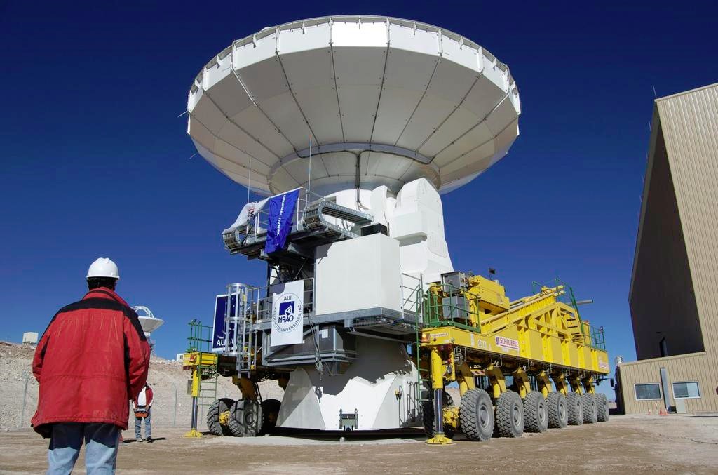 La première antenne de l'Alma est arrivée sur le plateau chilien de Chajnantor. Elle a effectué le trajet (30 kilomètres) depuis le camp de base sur un transporteur de lourd chargement, qui servira également pour déplacer les antennes sur le plateau en vue de nouvelles configurations interférométriques. Crédit Alma