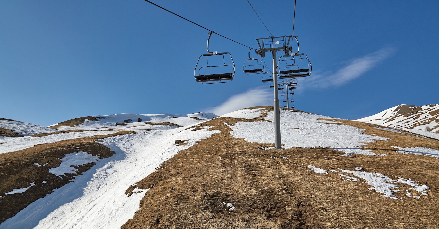 Des chercheurs de l’université de Padoue (Italie) montrent que la durée de la couverture neigeuse dans les Alpes dans la région des Alpes du Val Ventina (Italie) est en baisse. © Gudellaphoto, Adobe Stock