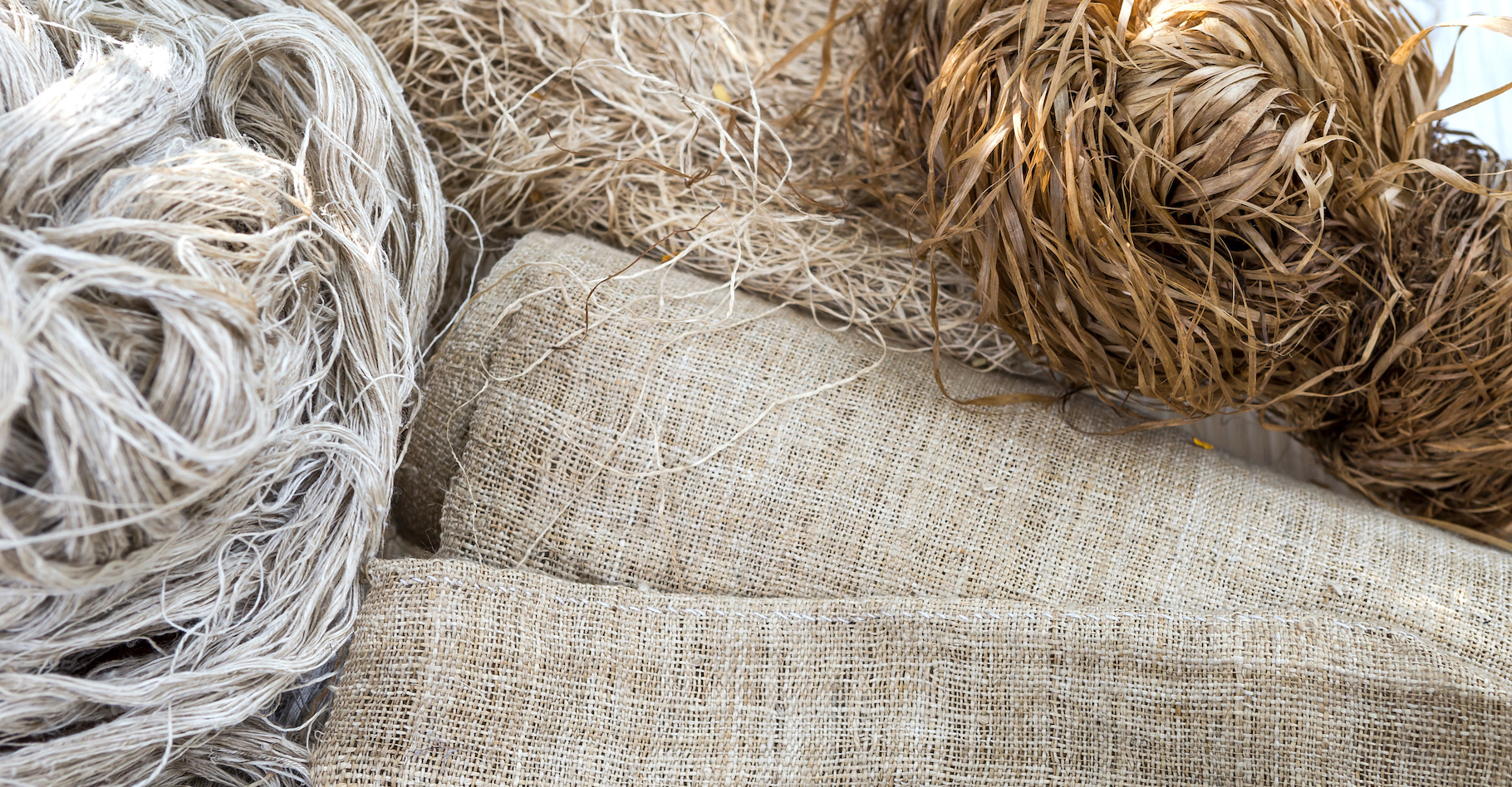 Les fibres végétales, comme le chanvre, peuvent constituer des alternatives intéressantes pour la fabrication de sacs. © sirirak, Adobe Stock