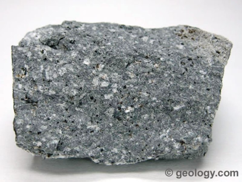 Une andésite avec des cristaux, une roche magmatique volcanique. © geology.com