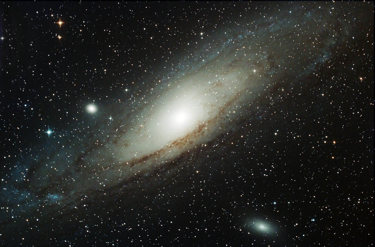 Messier 31, la galaxie d'Andromède, est connue des astronomes depuis plus de 1.000 ans. Galaxie la plus proche de la Voie lactée&nbsp;et la plus observée, elle nous réserve encore des surprises, puisqu'on vient de découvrir qu'elle était entourée d'un disque géant de galaxies naines. © Gérard Bauza