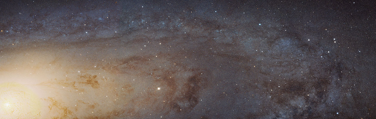 Panorama recadré d’une partie de la galaxie d’Andromède couvrant environ 61.000 années-lumière. On distingue à gauche le bulbe galactique, véritable centre-ville où se concentrent des centaines de milliers d’étoiles. Cette mosaïque d’images prises à travers 411 pointages individuels dans les longueurs d’onde proche-ultraviolet, visible et proche-infrarouge avec les caméras ACS (Advanced Camera for Surveys) et WFC3 (Wide Field Camera&nbsp;3), offre l’occasion aux chercheurs d’étudier la structure et le passé de cette galaxie spirale qui se présente à nous presque de profil. © Nasa, Esa, J. Dalcanton, B.F. Williams, L.C. Johnson (University of Washington), the PHAT team, R. Gendler
