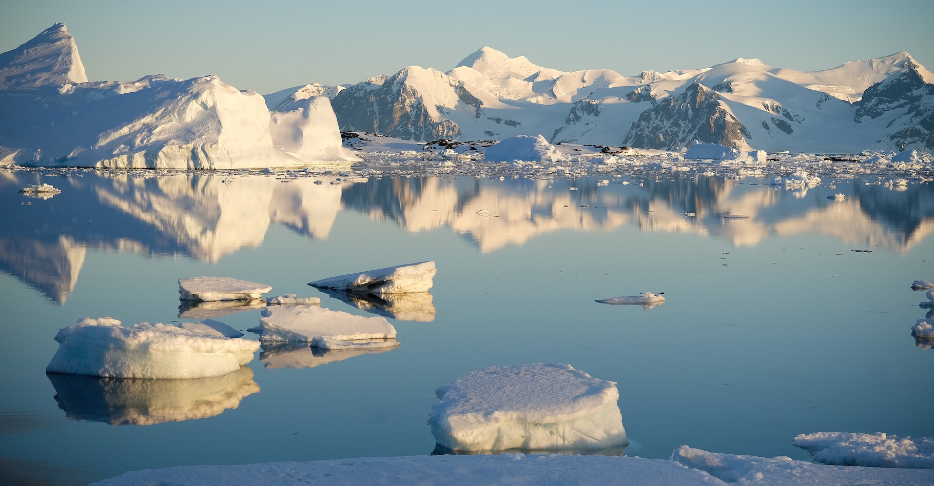 Des chercheurs de l’université de Leeds (Royaume-Uni) ont observé un glacier de l’Antarctique en train de commettre un acte de « piraterie » sur un voisin. En moins de 20 ans, il a réussi à lui voler de la glace. © British Antarctic Survey