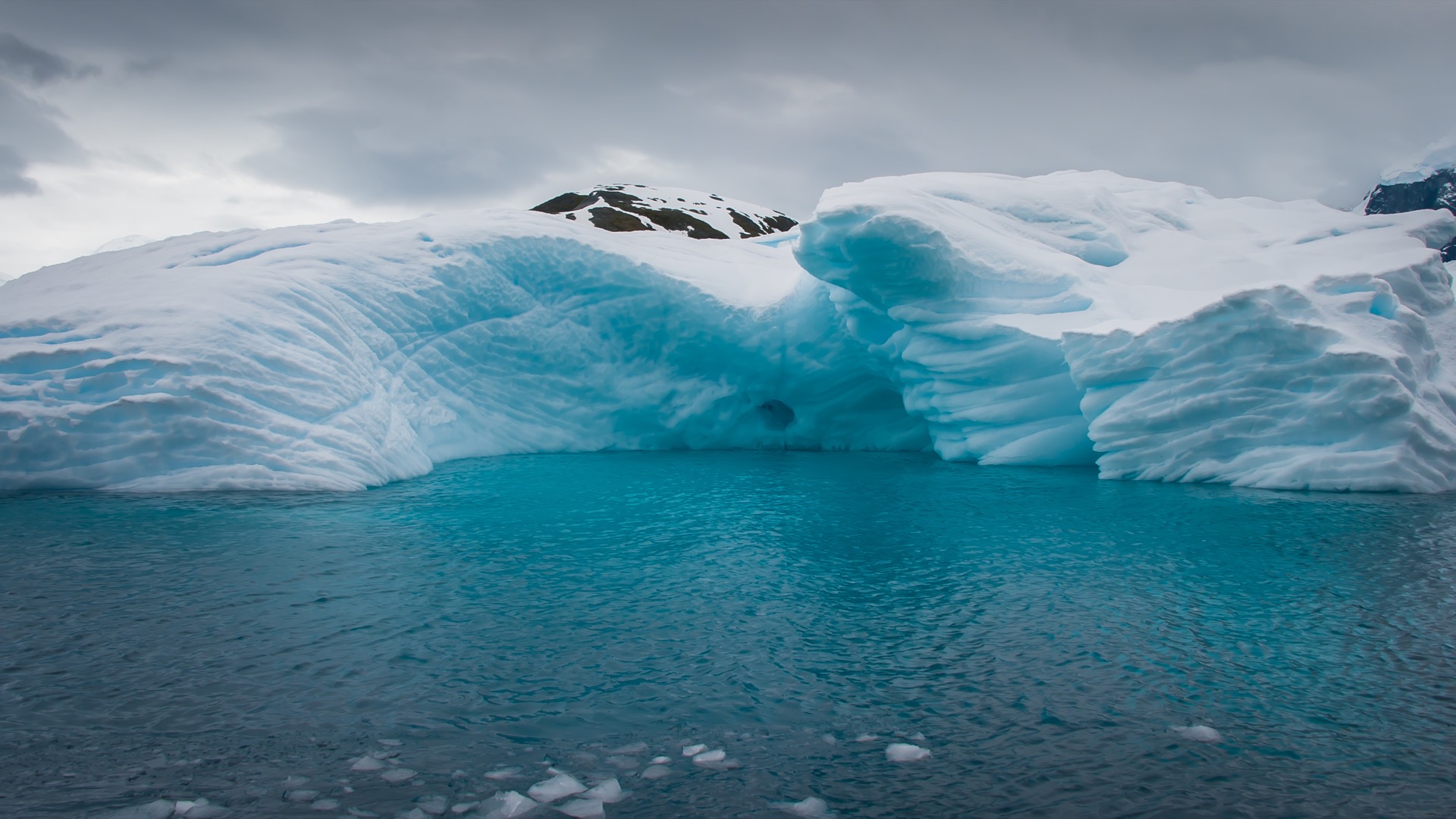 Le réchauffement menace de désintégration les soutiens des glaciers de l'Antarctique. © Asya M, Adobe Stock