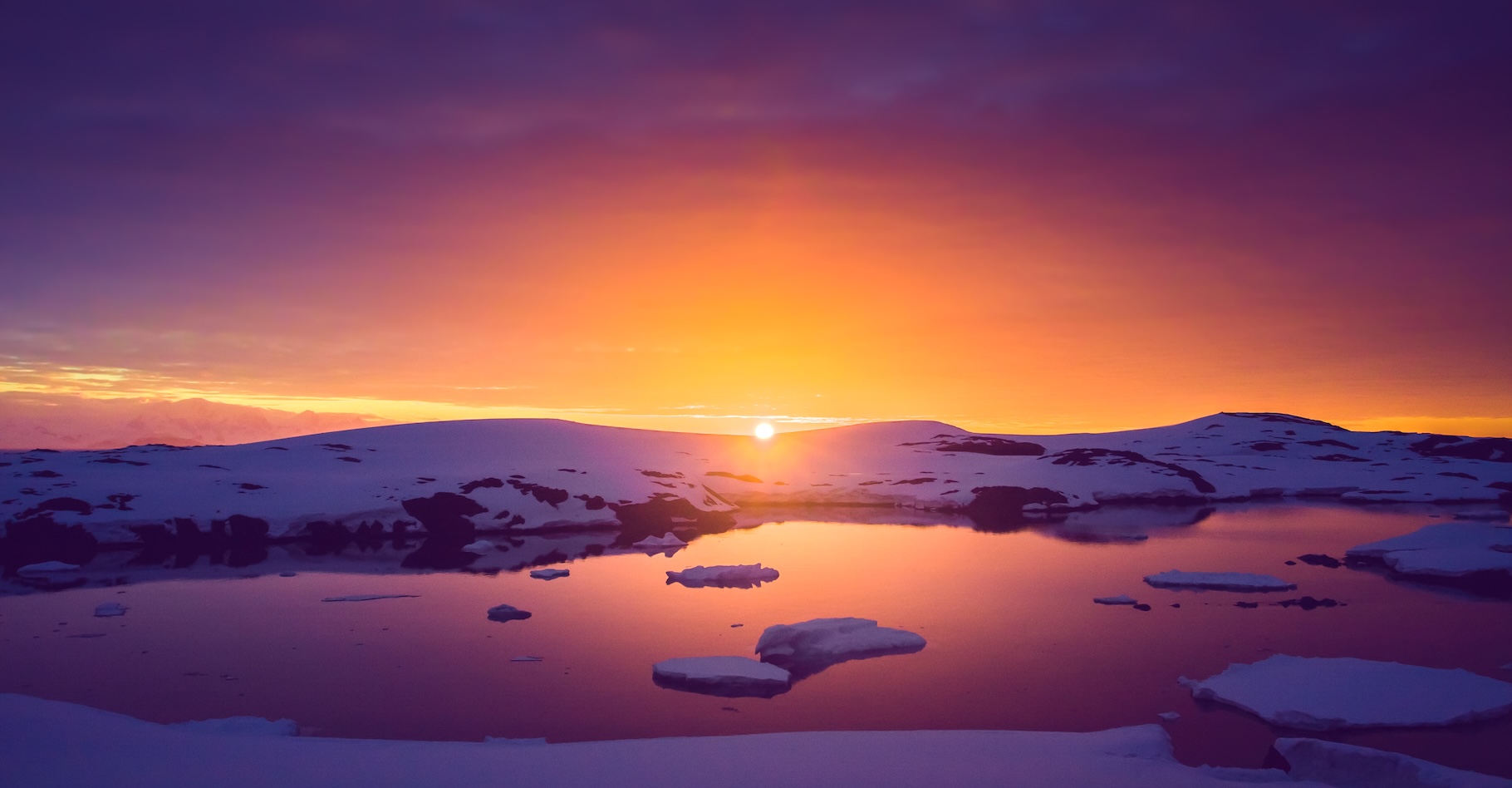 L’expérience Anita (Antarctic Impulsive Transient Antenna) a enregistré des signaux radio provenant de la glace de l’Antarctique que les physiciens n’arrivent pas à expliquer. © Goinyk, Adobe Stock