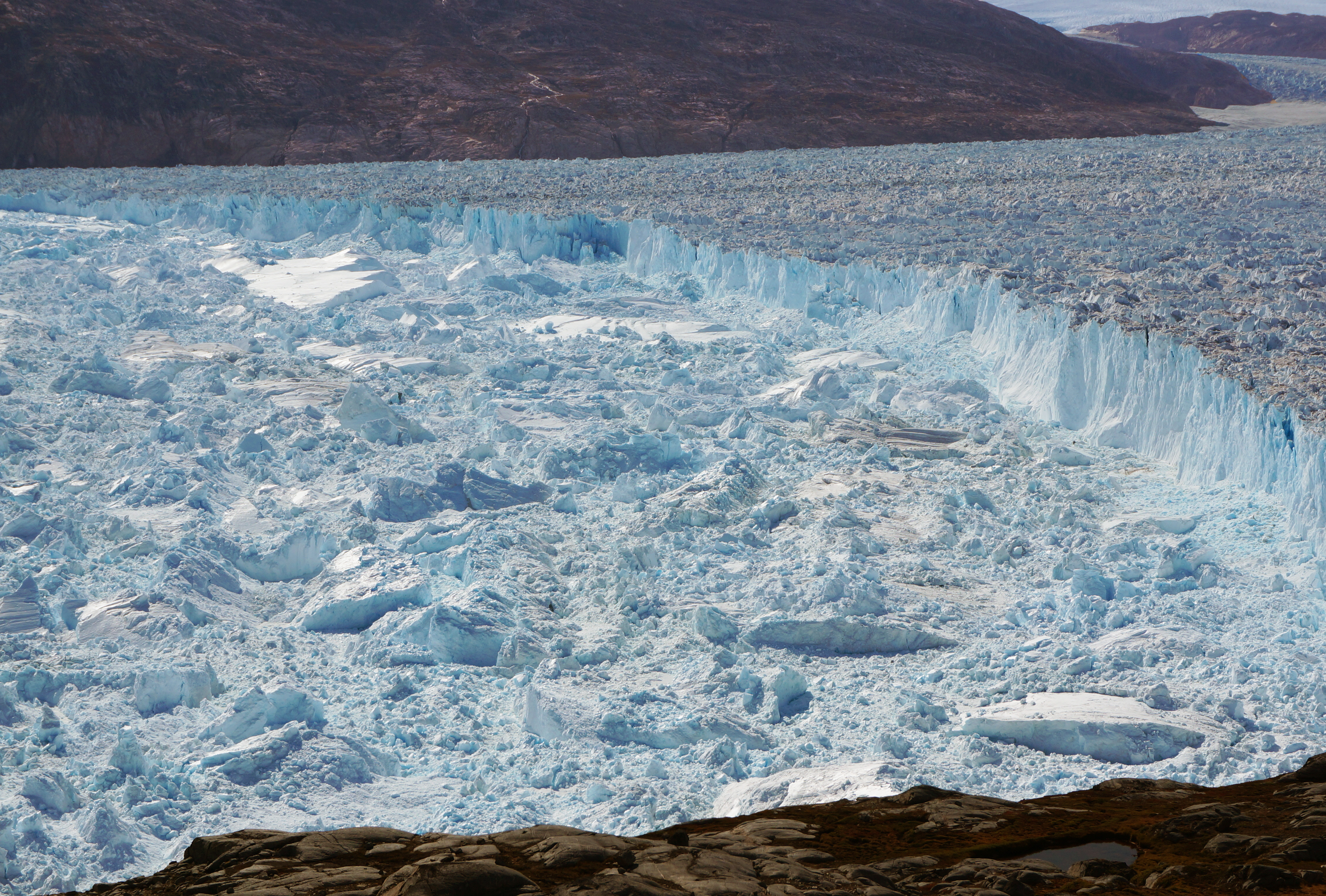 Ce qui se passe du côté du glacier d’Helheim, au Groenland, pourrait préfigurer ce qui attend l’Antarctique dans les années à venir si le réchauffement climatique anthropique n’est pas infléchi. Avec des glaciers beaucoup plus grands ! © Knut Christianson, Université du Massachusetts