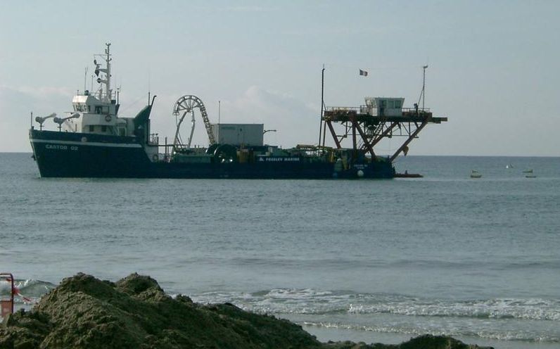Le navire câblier chargé de l'immersion des lignes Antarès. Crédit : Antares
