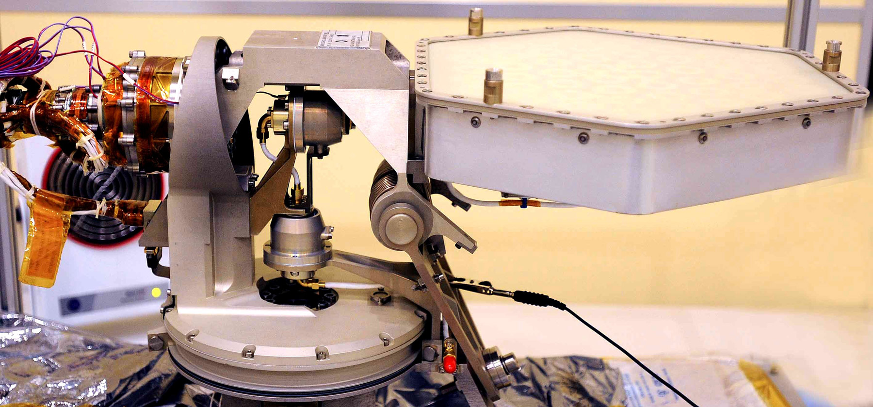 Modèle de vol de l'antenne à gain élevé construite par l'industrie spatiale espagnole qui sera installée sur le rover martien Curiosity. Crédits Astrium Spain