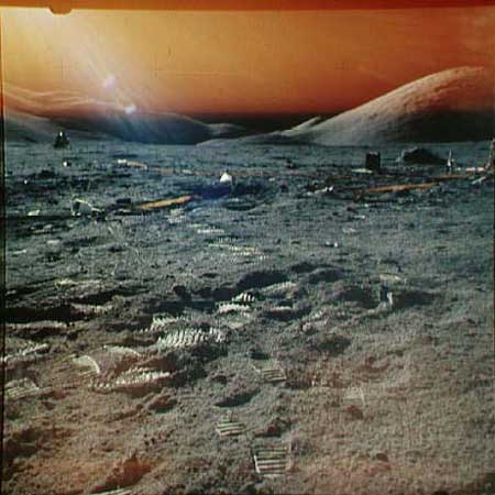 Cette photo prise à la surface de la Lune au cours d'Apollo 17 a été mise de côté en raison du contre-jour et de la surexposition qui affectent une partie de l'image. Crédit NASA.