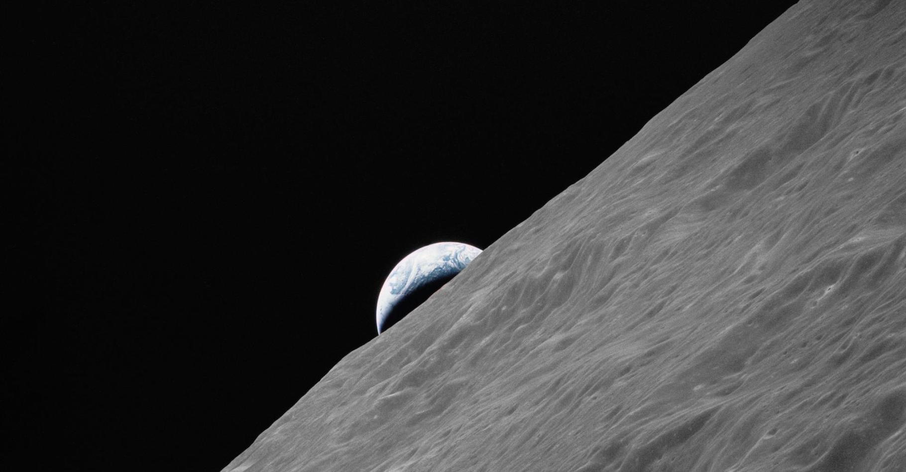 Un croissant de Terre s’élève au-dessus de l’horizon lunaire sur cette photographie prise depuis le vaisseau d'Apollo&nbsp;17. Alors que les astronautes Eugene Cernan et Harrison Schmitt sont descendus sur la Lune dans le « Challenger » pour explorer la région Taurus-Littrow, Ronald Evans est resté avec les modules de commande et de service « America » en orbite lunaire. © Nasa
