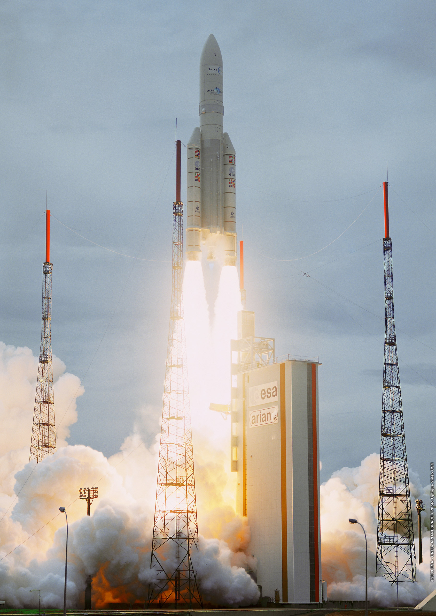 Initialement, l'Agence spatiale européenne prévoyait de lancer la sonde Bepi Colombo vers Mercure au moyen d'un lanceur Soyouz depuis la Guyane. Mais les retards pris dans son installation (le premier vol aura lieu le 20 octobre) ont contraint à utiliser une Ariane 5ECA, plus coûteuse. © Arianespace/Esa/Cnes & Service optique et vidéo du CSG