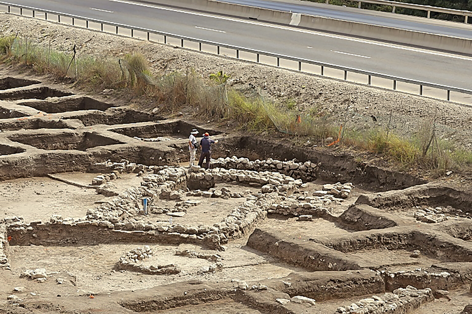 Des archéologues israéliens sur le site archéologique d'En Esur, le 6 octobre 2019 dans le centre d'Israël, où a été découverte une ville datant de l'âge de Bronze. © Jack Guez, AFP 