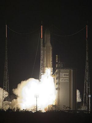 Ariane 5 au décollage le 21 décembre 2007 à 21h42 TU, après une interruption de chronologie de 44 minutes. Crédit Arianespace