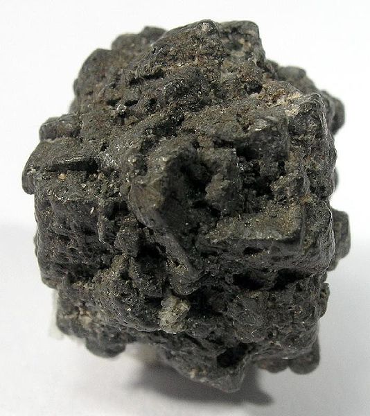 Un cristal d'arsenic retrouvé dans des mines japonaises. © Rob Lavinsky, iRocks.com – CC-BY-SA-3.0