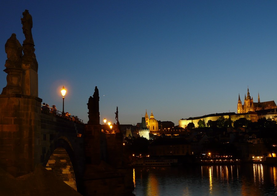Le cadre terrestre est parfois aussi important que le phénomène céleste. Ici un coucher de la planète Vénus au bout du pont Charles à Prague. © J.-B. Feldmann
