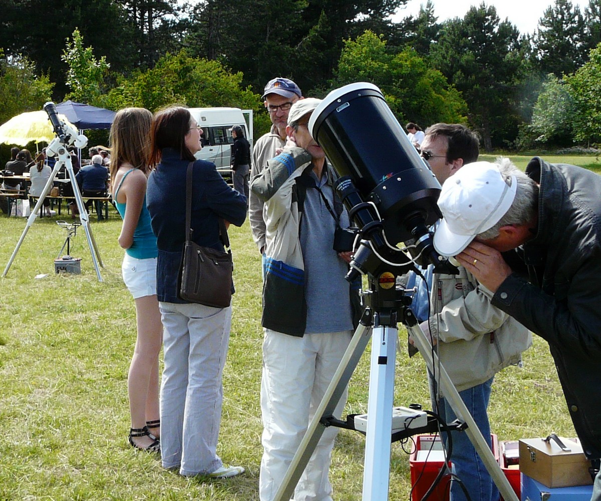 La fête du Soleil (ici à Dijon en 2009) est l'occasion d'observer notre étoile et de découvrir différents sites astronomiques. Crédit J.-B. Feldmann