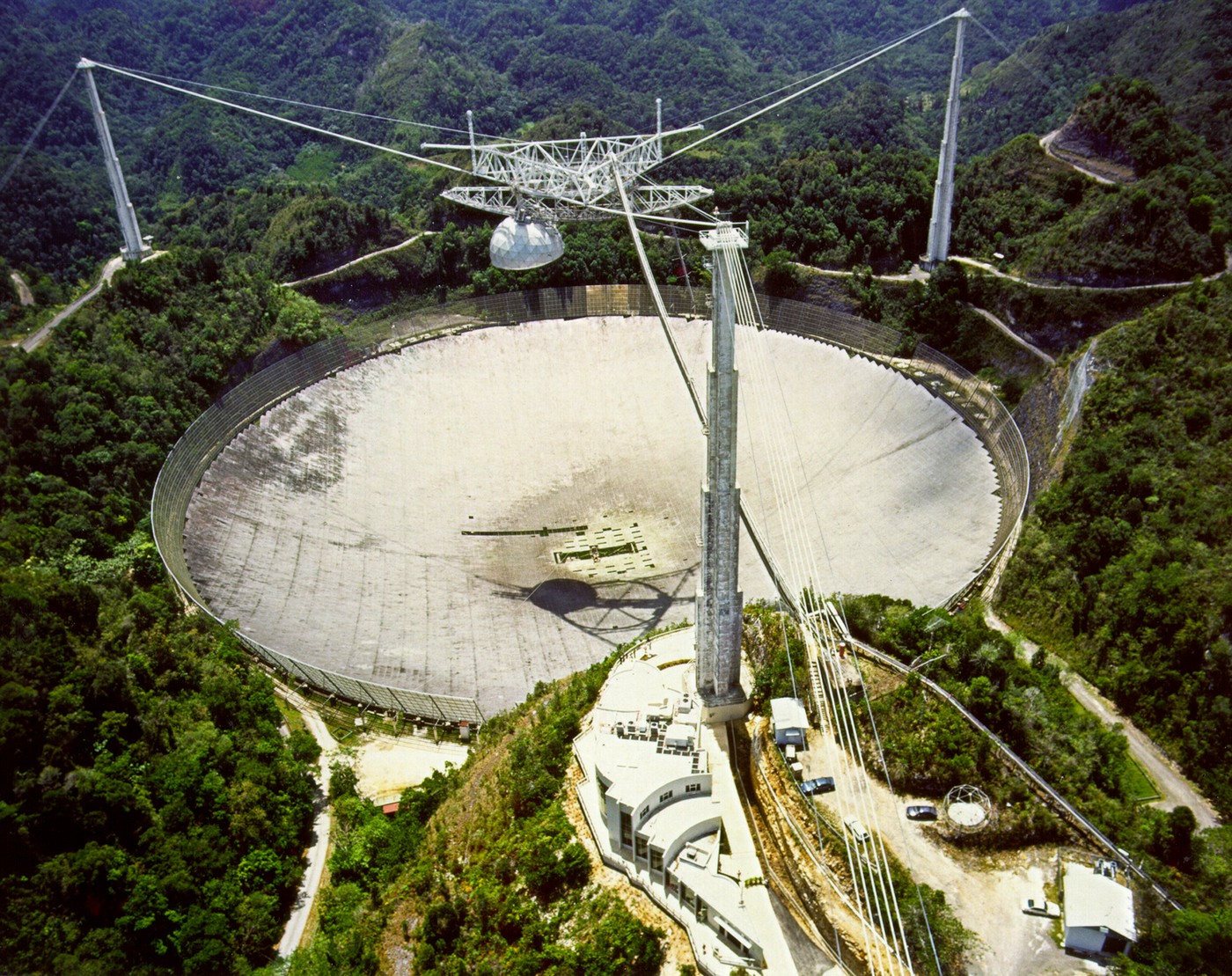 Les radiotélescopes (comme ici celui d'Arecibo) fournissent des informations cruciales sur les astéroïdes. © Arecibo Observatory  
