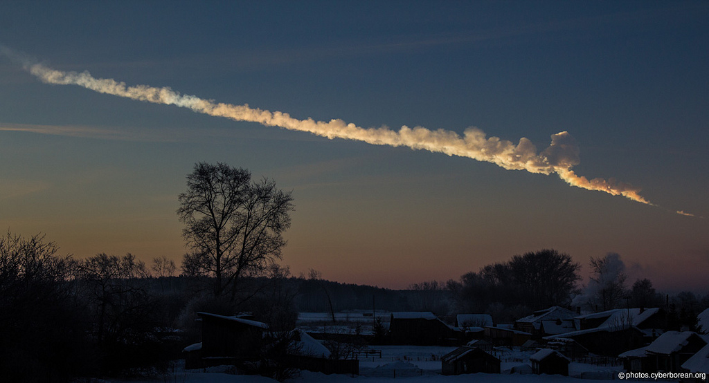 Le 15 février 2013 un astéroïde d'environ 20 m de diamètre (dont on voit ici la trace dans le ciel peu après son passage)&nbsp;s'est désintégré au-dessus de la ville russe de Tcheliabinsk, faisant des centaines de blessés et plusieurs millions d’euros de dégâts. L'Esa s'interroge sur les mesures à prendre pour faire face à de tels événements. © Alex Alishevskikh