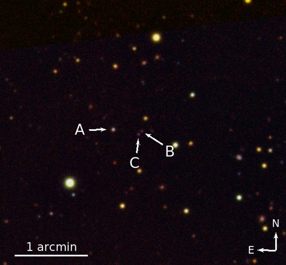 Image infrarouge du quasar triple (noté A, B et C) QQQ J1519+0627 réalisée avec le télescope de 3,5 m de diamètre du&nbsp;Calar Alto Observatory. C'est le second objet astronomique de ce type connu à ce jour. © Emanuele Paolo Farina