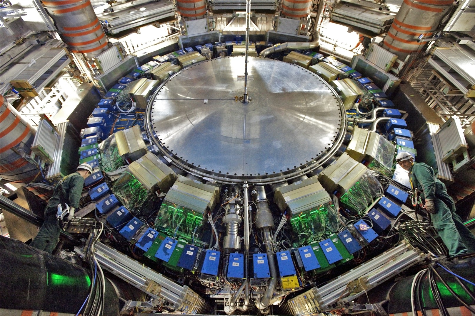 Des ingénieurs travaillant dans la caverne expérimentale d'Atlas durant l'arrêt technique planifié du LHC, en janvier 2011. © Cern, Claudia Marcelloni 