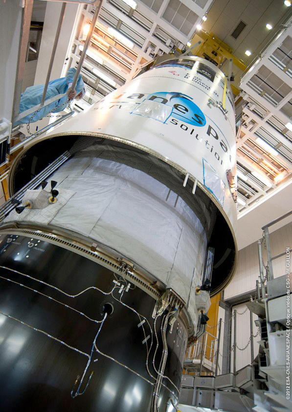 Installation de la coiffe du lanceur autour de l'ATV-3 Edoardo Amaldi. Le lanceur, une Ariane 5ES, est transféré ce mercredi sur son pas de tir Ela-3 en vue d'un lancement le 23 mars, à 5 h 34. © Esa/Cnes/Arianespace/Photo Optique vidéo du CSG