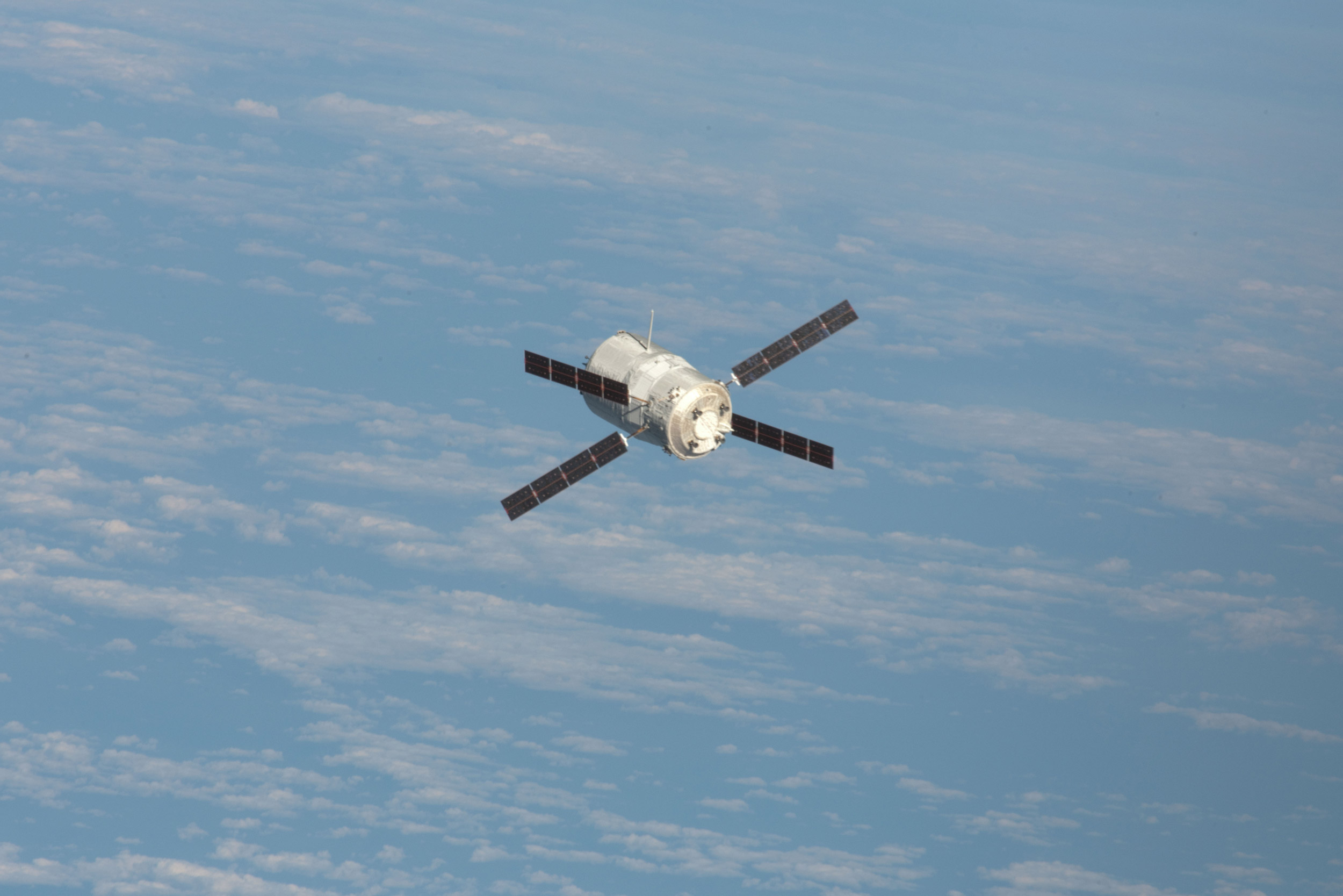 Cette image montre l'ATV-3 Edoardo Amaldi quelques heures avant son amarrage à la Station spatiale internationale. Six mois après cette manœuvre, il s'apprête à faire le chemin inverse et à plonger dans l'atmosphère terrestre pour s'y détruire.  © Nasa