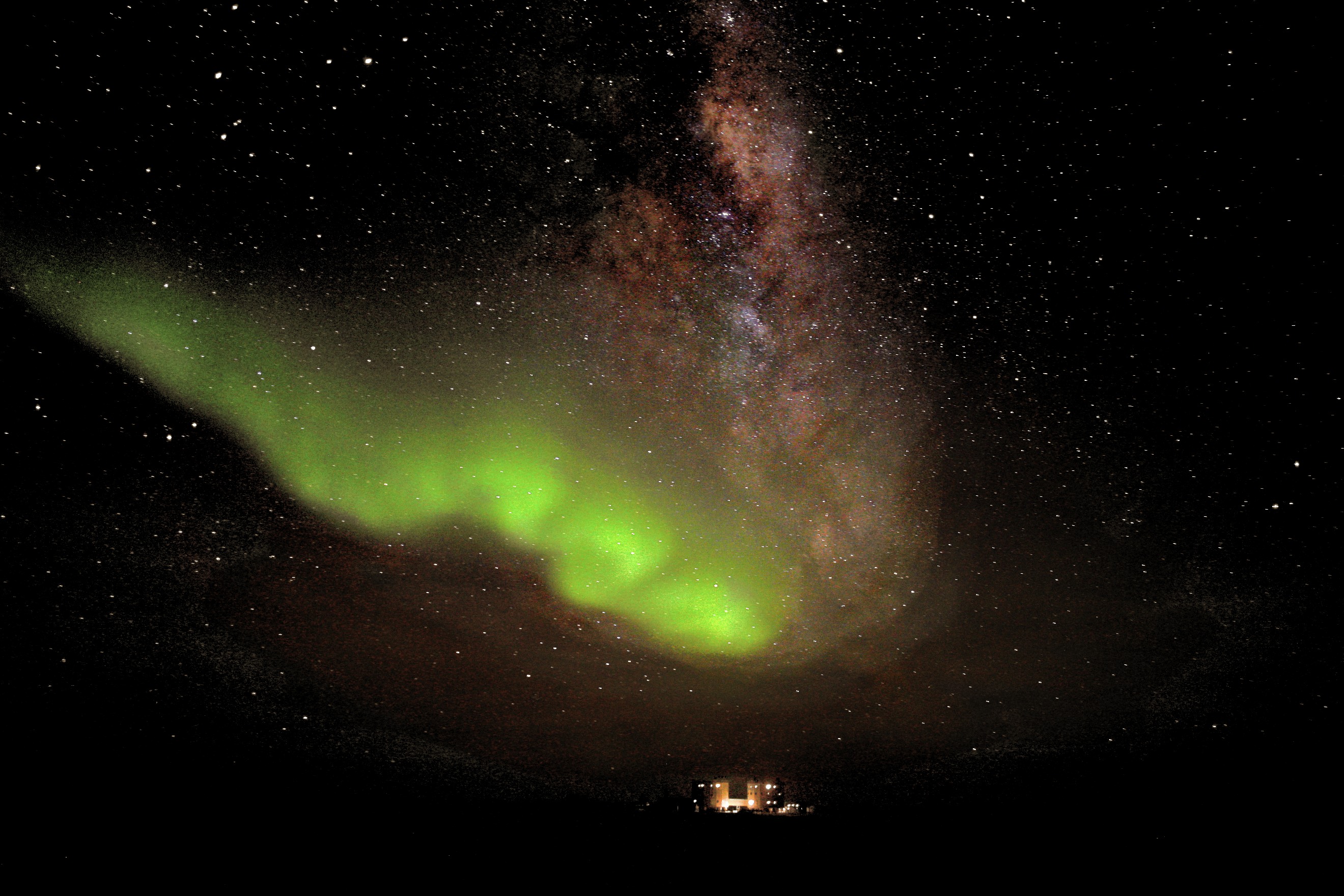 Une rare aurore australe photographiée le 18 juillet dernier depuis la base franco-italienne de Concordia. © Esa, Ipev, ENEAA, A. Kumar &amp; E. Bondoux